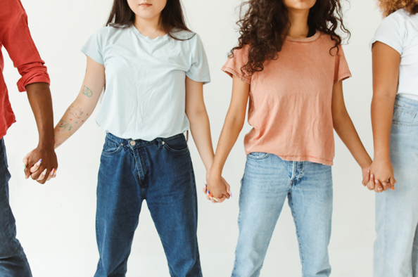 Adolescentes y jóvenes felices que comprenden sus emociones y desarrollan estrategias para afrontar los retos y dificultades de la vida